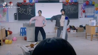 高一三班元旦晚会翻跳翔霖版屋顶着火，冲冲冲！
