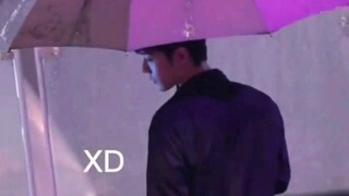 Xiao Zhan holds an umbrella on a rainy night in Shengyang. This scene is like a scene from a romance