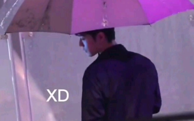 Xiao Zhan memegang payung di malam hujan di Shengyang. Adegan ini seperti adegan dari novel roman. O