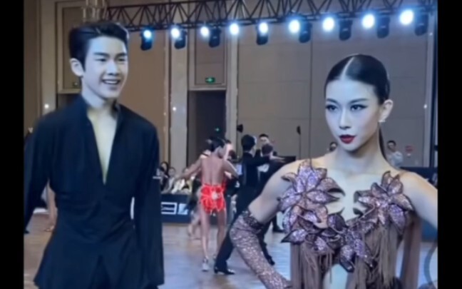 #王崇墨李茉涵Rasakan tarian koboi Momo dari dekat