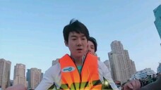 ยูยอนซอกกำลังพายเรือบนน้ำ ดูเท่สุดๆ~