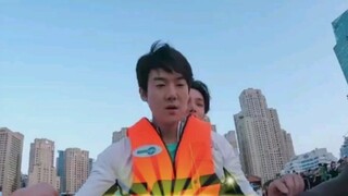 Yoo Yeon-seok sedang mendayung di atas air, terlihat sangat keren~