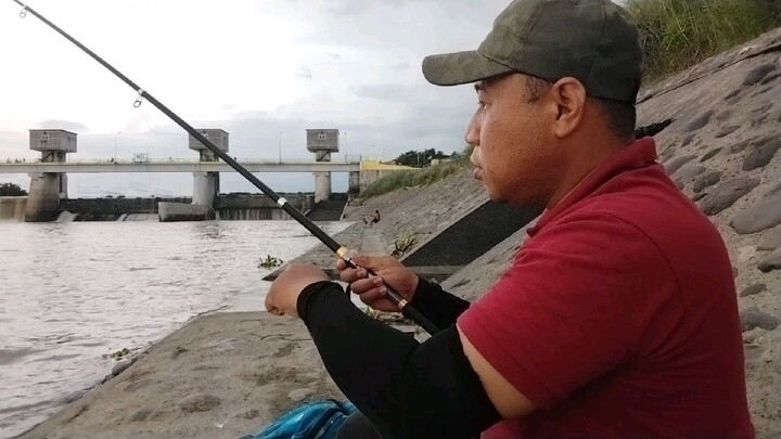 Dam Fishing part 5, Spillway fishing