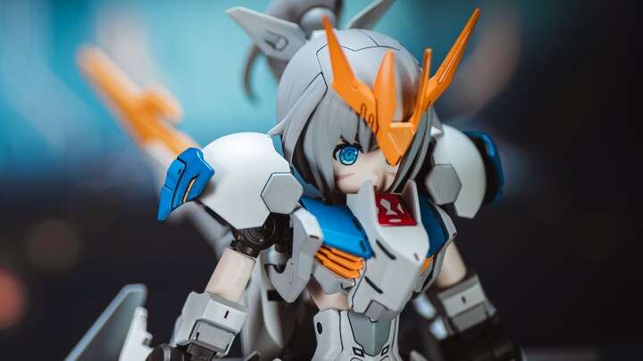 Gundam biến hình thành cô gái máy! Barbatos biến thành Vua Sói trong vài giây - Cô gái máy hoàng gia