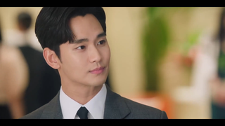 Kim Soo Hyun, đôi mắt nhỏ ghen tị.