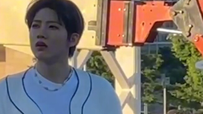 How can Xiao Kui, who sneaked out to watch the performance on the other side of the stage, be so cut