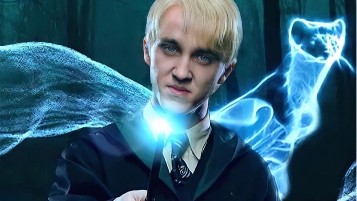 "Draco berjubah sekolah dan Pelahap Maut bersetelan adalah Malfoy"
