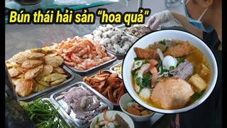 Độc Đáo Quán Bún Thái Hải Sản Với Nước Dùng Nấu Từ Hoa Quả