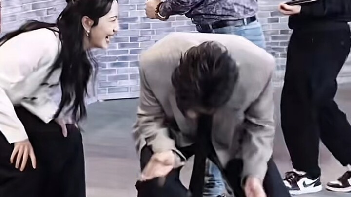 Aru : “Lupakan, lupakan, lupakan”! ! ! Hahaha, Xiao Zhan malah tertawa dan jongkok! ! ! Sungguh suas
