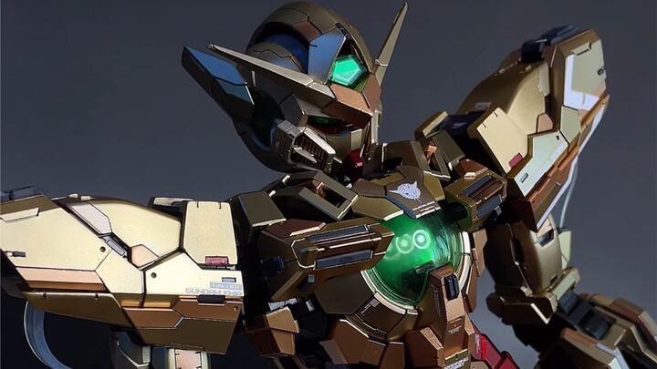 Đoán xem một chiếc Gundam làm bằng vàng nguyên chất 24K trị giá bao nhiêu?
