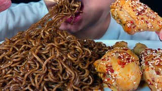 [ASMR][Makanan]Suara Mengunyah Mie Goreng Beijing&Kaki Ayam Pedas