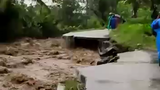 Akses jalan Linggapura menuju Lemah duwur rusak di terjang banjir bandang