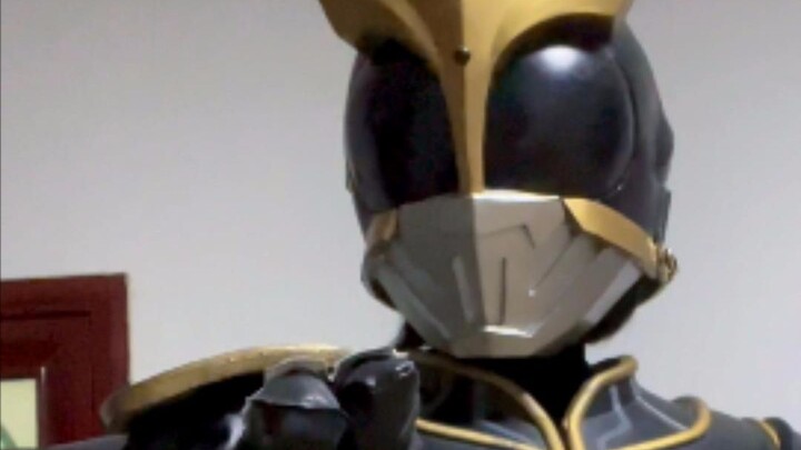 The card face is here to transform! Ultimate Kuuga