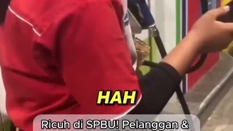 Petugas Pom bensin sok jago ...Karena antrian panjang bukan melayani dengan baik malah ngobrol