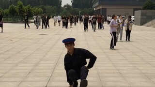 Nhảy múa vui vẻ trên khuôn viên trường đại học