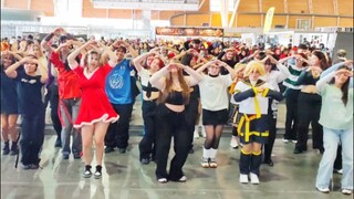 เต้นสุ่มสไตล์ Kpop ต้อนรับปีใหม่ที่ห้างสรรพสินค้าอิตาลี! เมดเล่ย์เพลงฮิตปี 2023 โดย GIDLE, NewJeans,