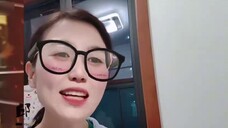 Yang Zi tiba di Huangshan, Anhui untuk bergabung dengan pemeran "Family Business". Sebuah sikap yang