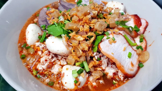 ก๋วยเตี๋ยวต้มยำหมูโบราณ Thai noodle clear soup with Bake red pork