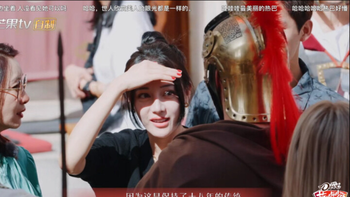 当时这出把节目组给整慌了 热巴很聪明她特意提了说她们在录电视节目 而且巴顶着随手抓的乱七八糟的头发，涂了个口红，依然在人海中被一眼相中迪丽热巴真是为国争光的美貌