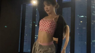 จอแนวตั้งแรกสีชมพูแห่งความรักถูกทำให้มึนเมาด้วยเสียงของวนิดา ท่าเต้นพื้นฐานแจ๊สดั้งเดิมสามารถเรียนรู