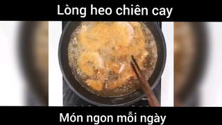 Làm lòng heo chiên cay