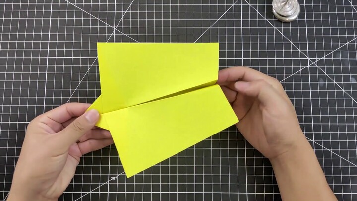 The paper airplane with a 100% success rate flies back to the hand steadily