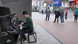 Chơi thử bài nhạc chủ đề của JOJO bằng piano giữa phố