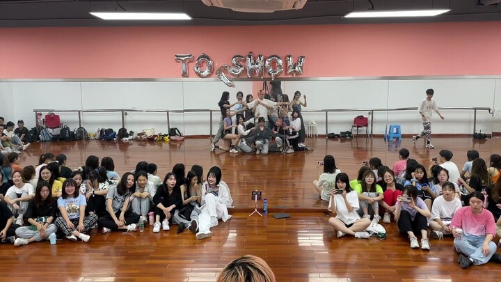 Panorama of the dance team review scene with a great atmosphere | IZ*ONE