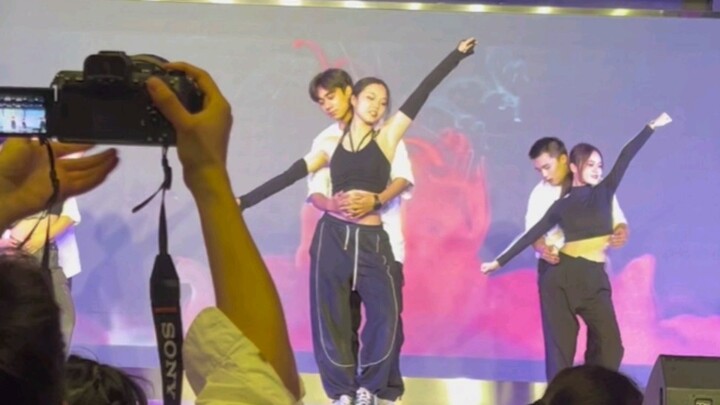 Peking University Fenglei ต้อนรับปีใหม่ด้วยภาพ Dangerous ซึ่งเป็น Pas de deux ที่ค่อนข้างอันตราย