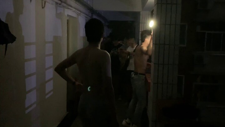 คณะนักร้องกลางดึกในหอพักชาย มหาวิทยาลัยอู่ฮั่น! ฉากนี้ลุกเป็นไฟเลย!
