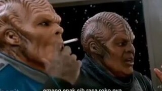 ketika alien mencoba udud (rokok)