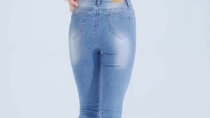 Zheng Ren memakai jeans DDD