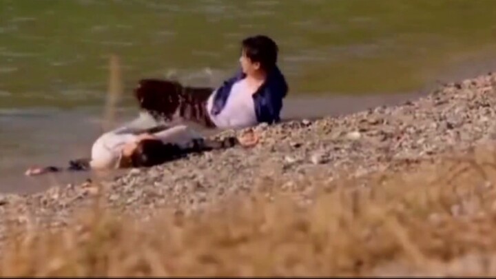 [หนัง&ซีรีย์] ชายหนุ่มช่วยทำ CPR ให้ผู้หญิงที่ตกน้ำ
