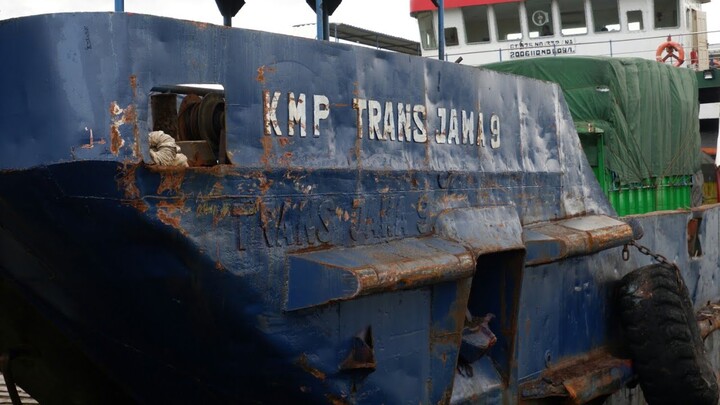 Kapal Tua Masih Jos Cuk Bongkar Muatan KMP TRANS JAWA 9 Pelabuhan Gilimanuk BALI