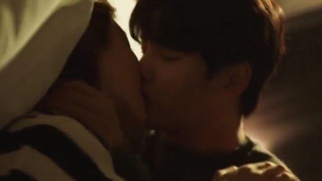 Sharing a sweet kiss by the river, Yoon Shi Yoon and Hani don’t waste any time moving things along!