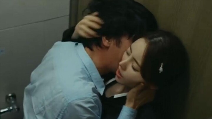 Korean classic ethics film "Love" Han Shiya was kissed by uncle in the bathroom with passion