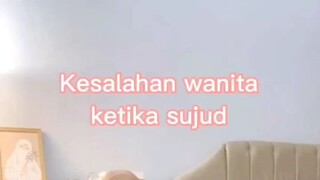 kesalahan wanita ketika sujud, para wanita harus liat ini agar solatnya sah!!