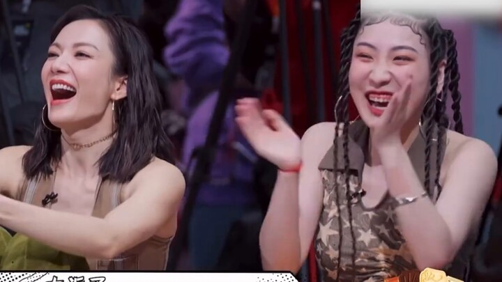 ความรู้สึกที่ได้อยู่บนเวทีเดียวกับไอดอลของคุณเป็นอย่างไรบ้าง? เป็นเรื่องธรรมดาที่จะได้เต้นกับ Lee Yo