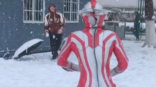 Mebius fights wildly against the snow beast! ! !