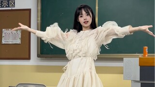 这人怎么在教室里跳舞啊
