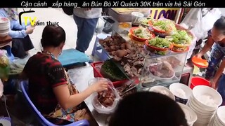 Cận cảnh _xếp hàng_ ăn Bún Bò Xí Quách 30K trên vỉa hè Sài Gòn p9