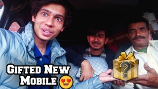 Gifted New Mobile to Chacha🤑😍@Adeellifevlogs#adeellifevlogs @souravjoshivlogs7028@rajabbutt94