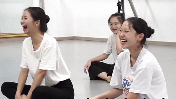 [E75 Arts Exam] The monitor of the dance class is really hard-working!!!