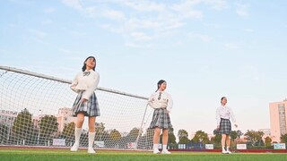 Physical education teacher teaches students to dance "Blooming with Dreams"