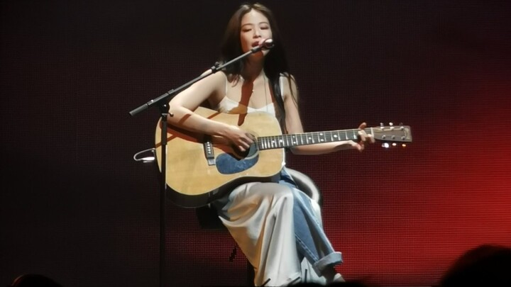 Jennie biểu diễn "Best part" bằng guitar cực nét
