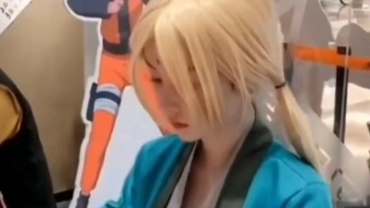 Saya bertemu dengan seorang gadis Tsunade yang datang untuk makan mie sebelumnya.