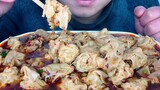 Eat spicy wontons and listen to the different chewing!