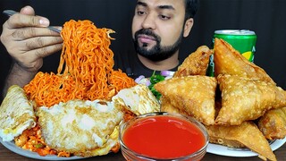 SCHEZWAN NOODLES, CHICKEN SAMOSA/ SAMUCHA, FRIED EGGS, TOMATO SAUCE, CHILI, ASMR MUKBANG EATING SHOW