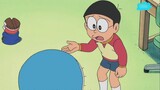 Doraemon: Fat Tiger magang menjadi seorang tukang kayu kecil dan merenovasi toko ibunya, yang memind