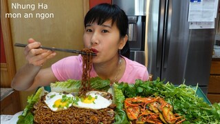 ĂN MỲ TƯƠNG ĐEN HÀN QUỐC, CÙNG KIM CHI DƯA LEO,@Nhung Ha cuoc song vung nui o my